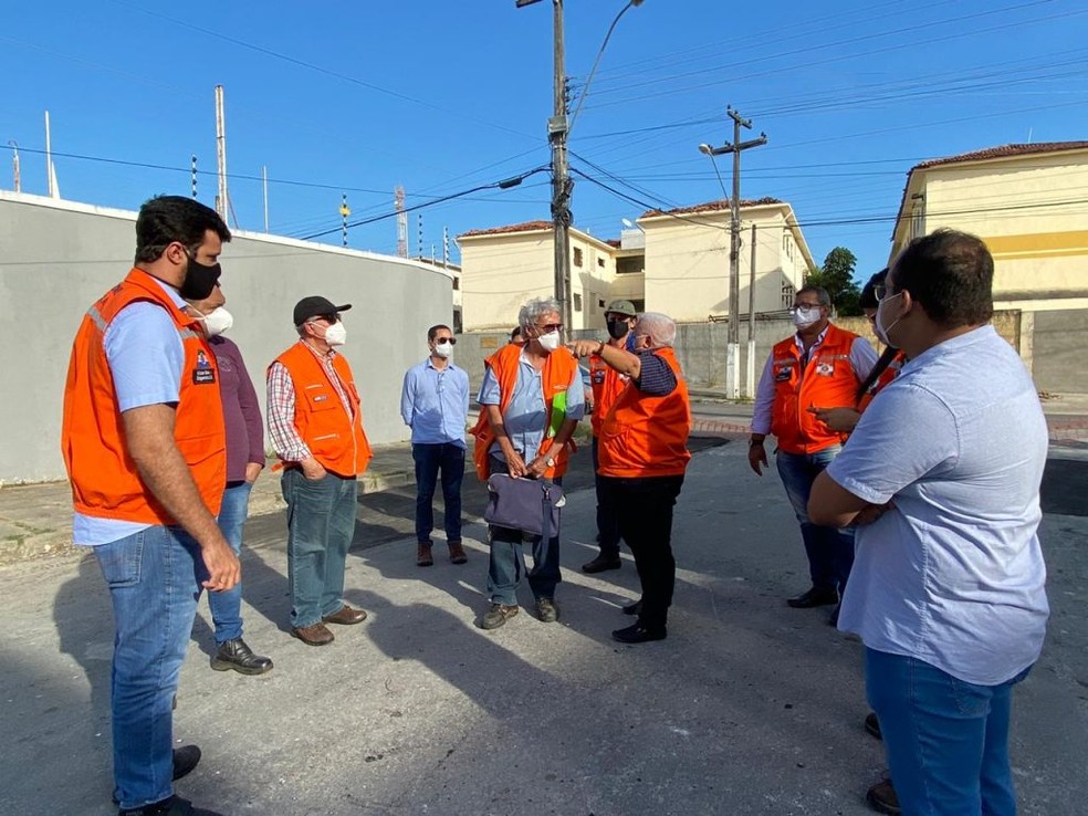 Pesquisadores da UFPE e UFRN realizam visita técnica com Defesa Civil de Maceió, AL, em bairros afetados por rachaduras — Foto: Ascom/Defesa Civil