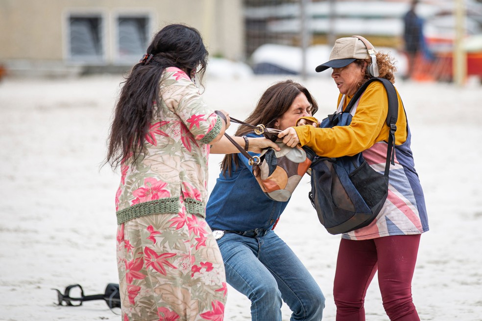 Em 'Amor de Mãe', Lurdes (Regina Casé) e Thelma (Adriana Esteves) conseguem recuperar o dinheiro que foi roubado — Foto: Artur Meninea/Gshow