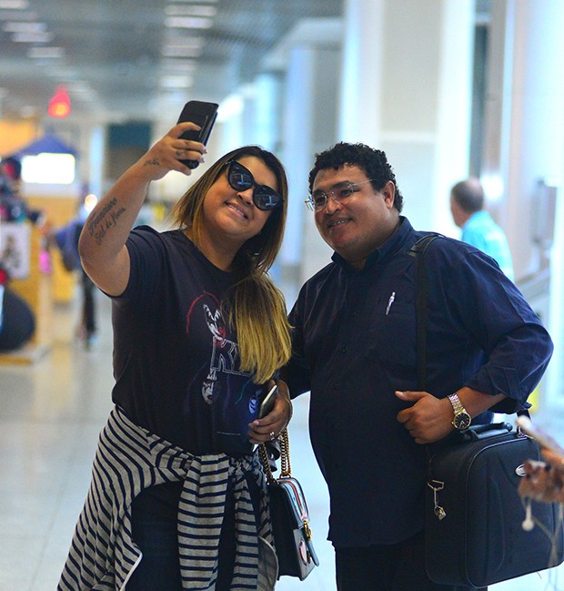 Preta Gil posa com fã em aeroporto (Foto: William Oda/ AgNews)