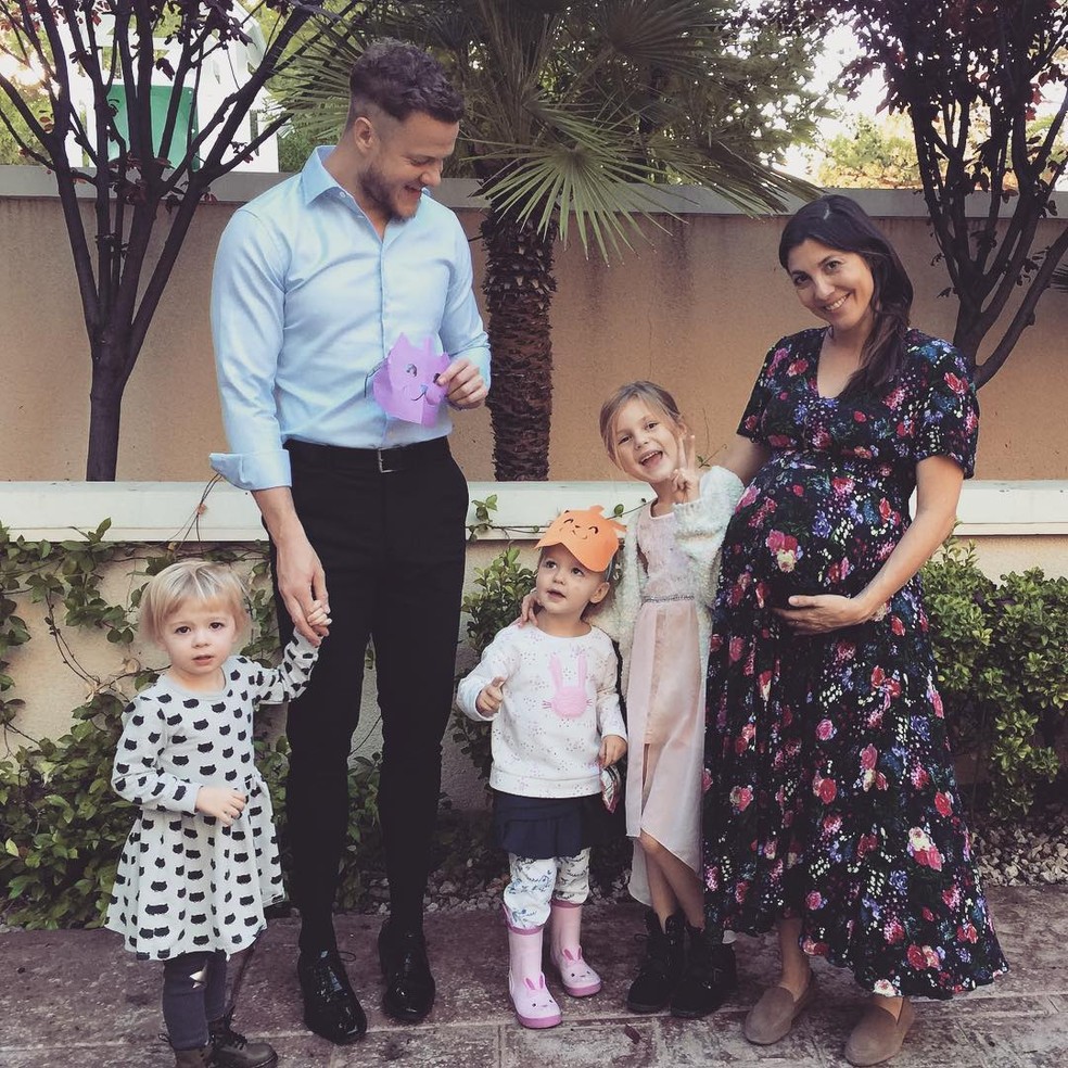 Aja Volkman compartilhou retrato com as filhas e o marido Dan Reynolds, enquanto esperava Valentine — Foto: Reprodução/Instagram/AjaVolkman