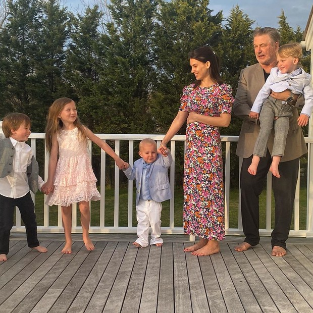 Hilaria Baldwin e Alec Baldwin com os 4 filhos: Carmen, Rafael, Leonardo e Romeo (Foto: Reprodução/Instagram)