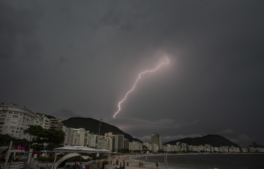 Raios vistos em Copacabana antes da chuva