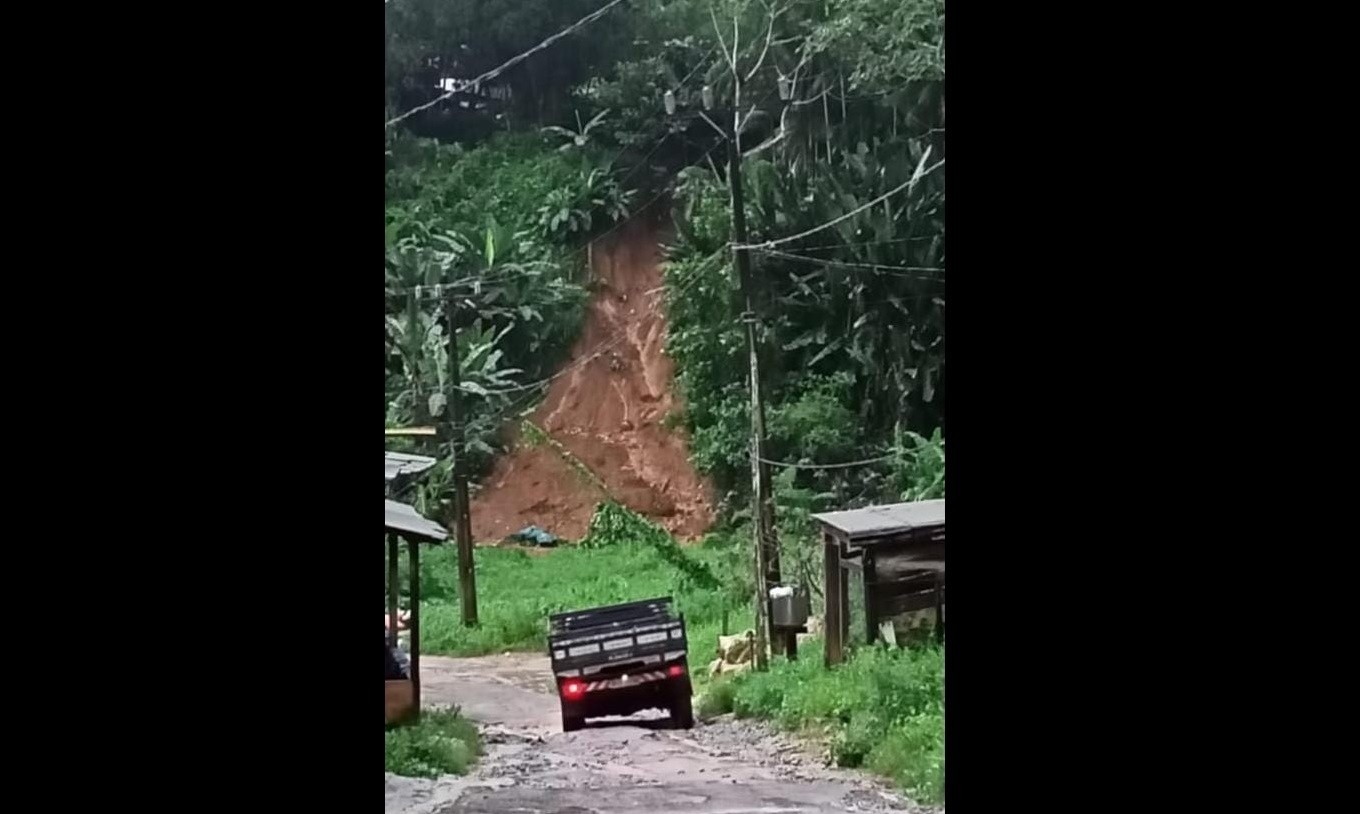 VÍDEO: chuvas causam deslizamento de terra e ‘rio’ de lama em rua no Lourenço, no AP