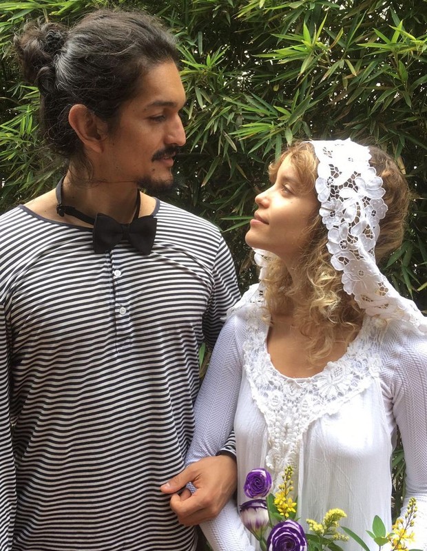 Os atores Diogo Monteiro e Joana Borges mostram fotos de casamento (Foto: Reprodução/Instagram)