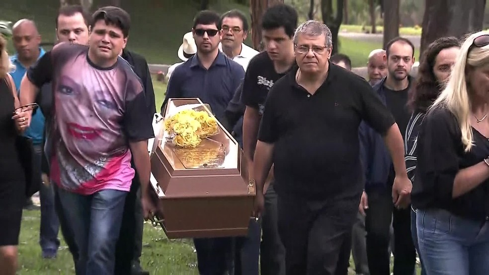 Corpo da cantora Angela Maria foi enterrado neste domingo em SÃ£o Paulo â€” Foto: ReproduÃ§Ã£o/GloboNews