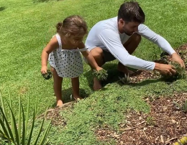 Daniel Cady faz plantação com uma das filhas gêmeas (Foto: Reprodução/Instagram)
