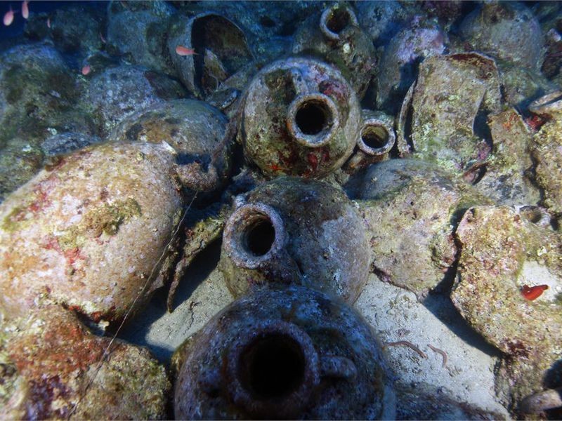 Seis mil ânforas foram encontradas junto com os destroços do barco (Foto: Ionian Aquarium/University of Patras)