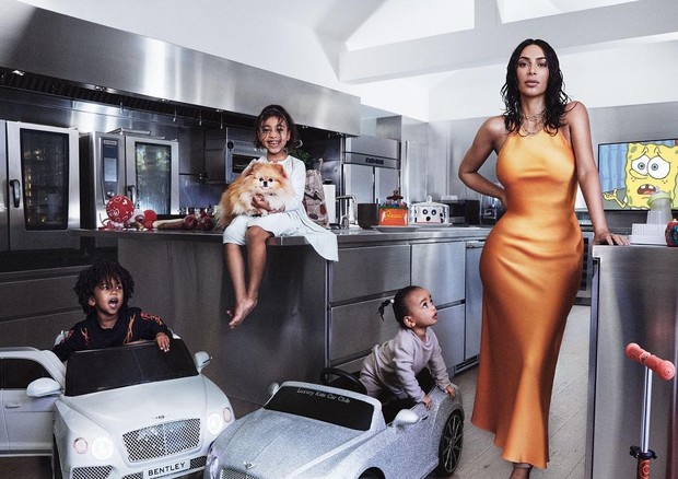 Kim Kardashian com seus três filhos do casamento com Kanye West (Foto: Divulgação)
