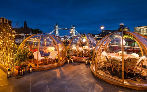 Bar em Londres instala iglus transparentes na varanda