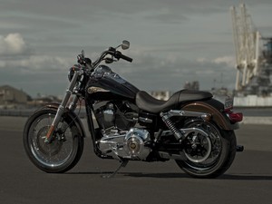 Descrição: Harley-Davidson Dyna Super Glide Custom 110th Anniversary Edition (Foto: Divulgação)
