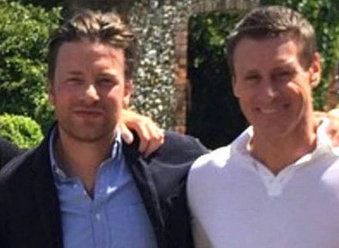 O chef e apresentador Jamie Oliver com o cunhado e ex-CEO do Jamie Oliver Group, Paul Hunt (Foto: Instagram)