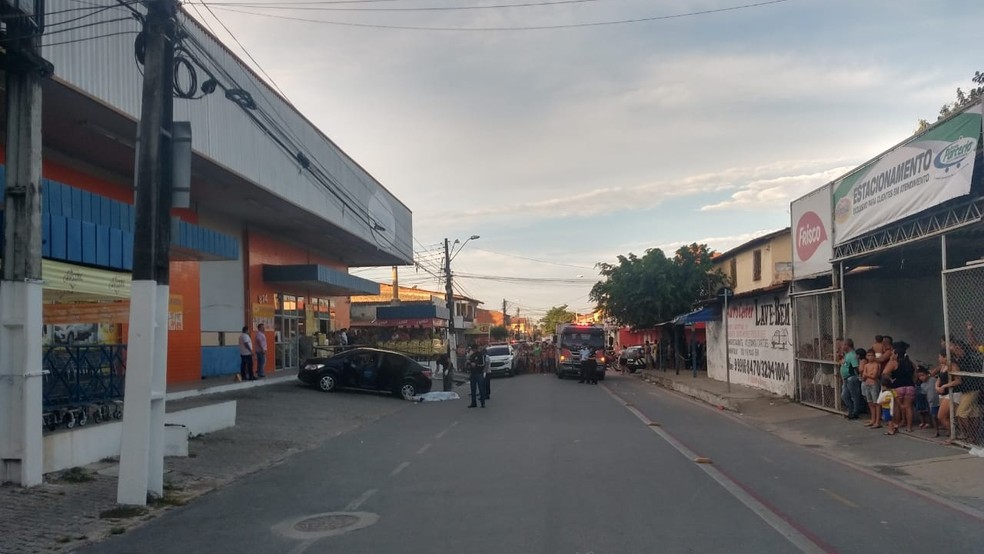 Crime aconteceu no estacionamento de um supermercado no Bairro Granja Portugal, em Fortaleza.  â Foto: LeÃ¡bem Monteiro/TV DiÃ¡rio