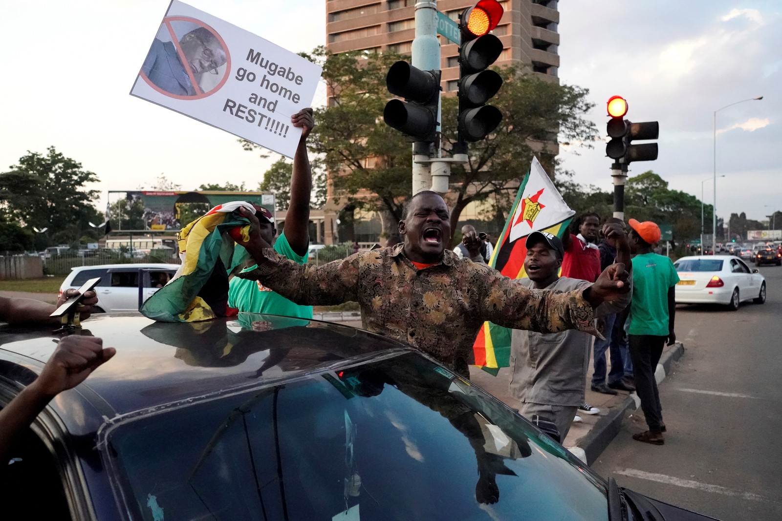 Pessoas comemoram na rua da capital do Zimbábue a renúncia de Robert Mugabe (Foto: MARCO LONGARI / AFP)