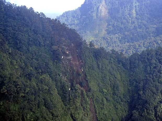 Destroços do Sukhoi Superjet 100 estão espalhados numa montanha em Bogor, Java Ocidental. (Foto: Força Aéra do Indonésia / AP Photo)