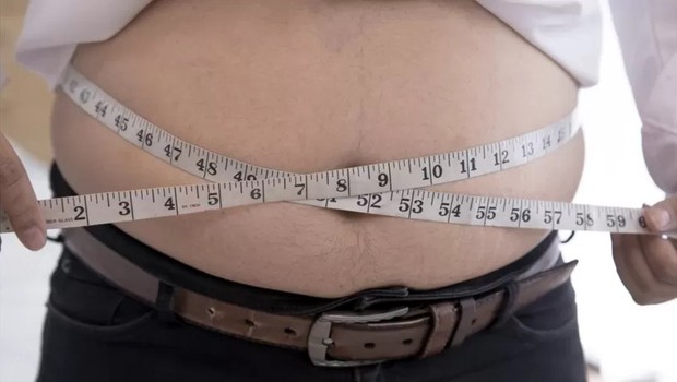 A cintura de um adulto deve ter menos da metade de sua altura para reduzir os riscos à saúde, diz recomendação (Foto: Getty Images via BBC)