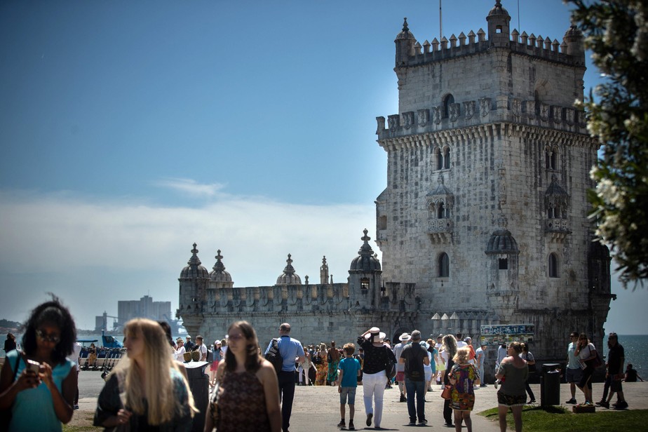 Turistas visitam a Torre de Belém, em Lisboa