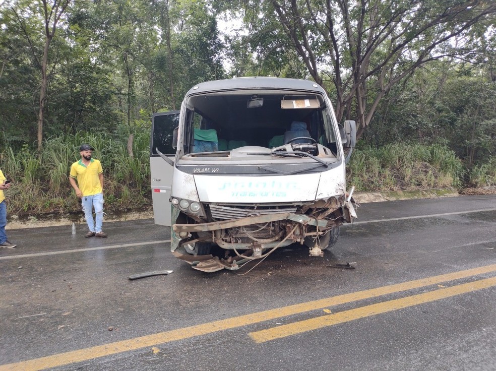 Duas pessoas ficaram feridas em acidente com ônibus que transportava 22 pessoas entre Barreiras e LEM