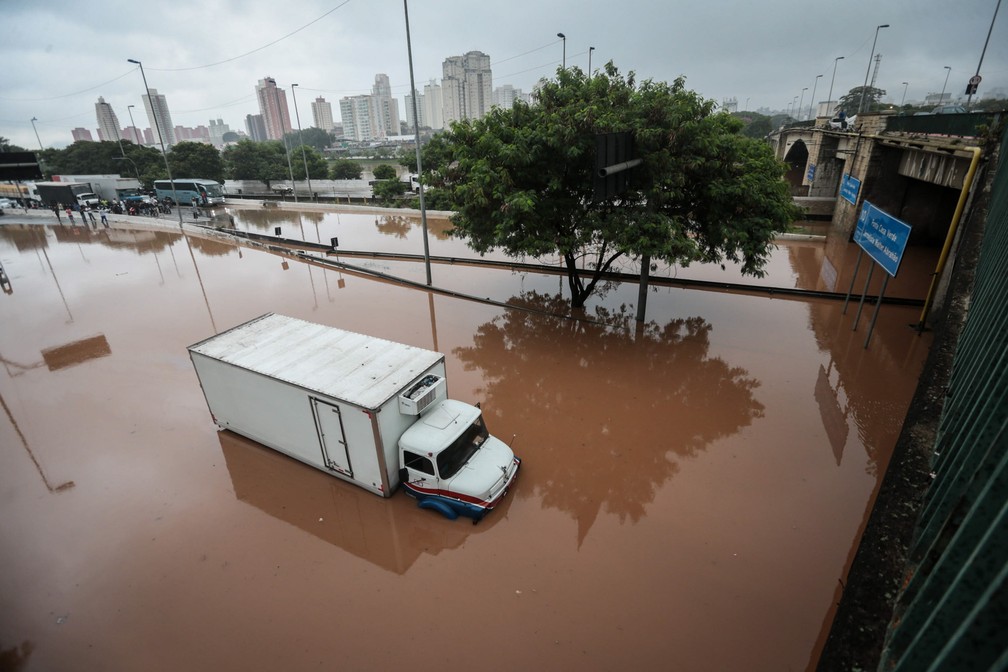 Caminhão fica preso em alagamento causado por forte chuva na pista da Marginal Tietê, na altura da ponte da Casa Verde, na manhã desta segunda (11) — Foto: Felipe Rau/Estadão Conteúdo