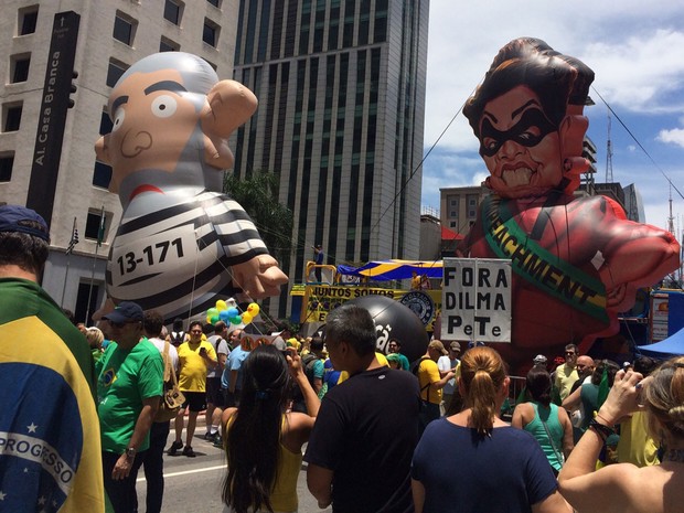 Bonecos levados pelo grupo Revoltados Online para passeata na Avenida Paulista (Foto: Isabela Leite/G1)