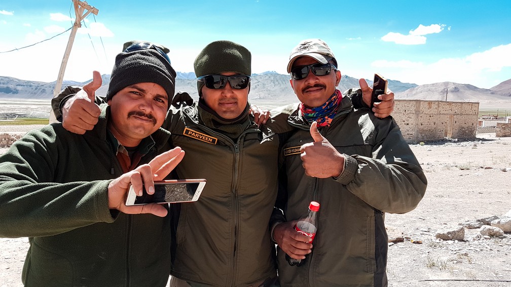Soldados no exército indiano no lago Tso Kar, em Ladakh, na Índia (Foto: Rafael Miotto / G1)
