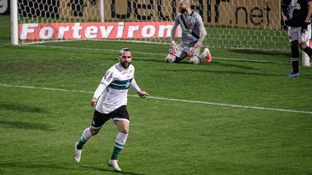 Léo Gamalho, do Coritiba, comemora seu gol contra o Vasco