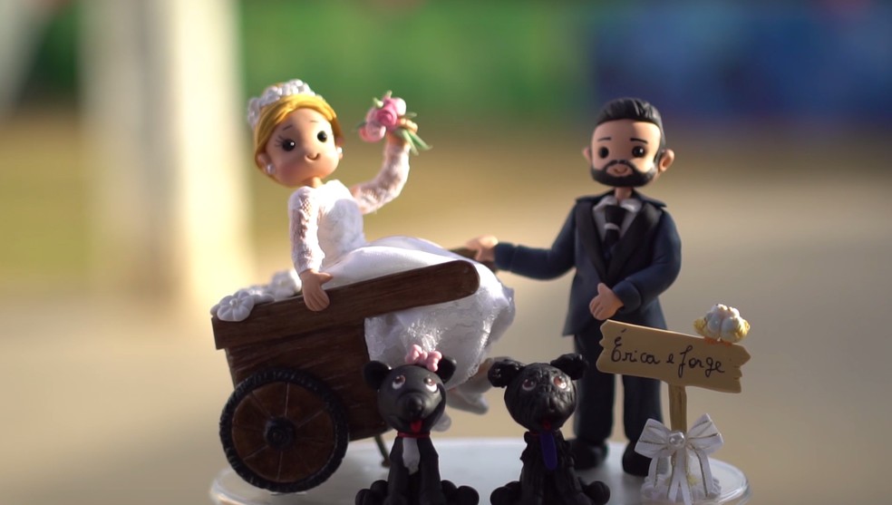 Os bonequinhos que decoraram o bolo de Erica e Jorge: a carrocinha nÃ£o poderia faltar â€” Foto: Marta Alvarenga ProduÃ§Ãµes/ReproduÃ§Ã£o