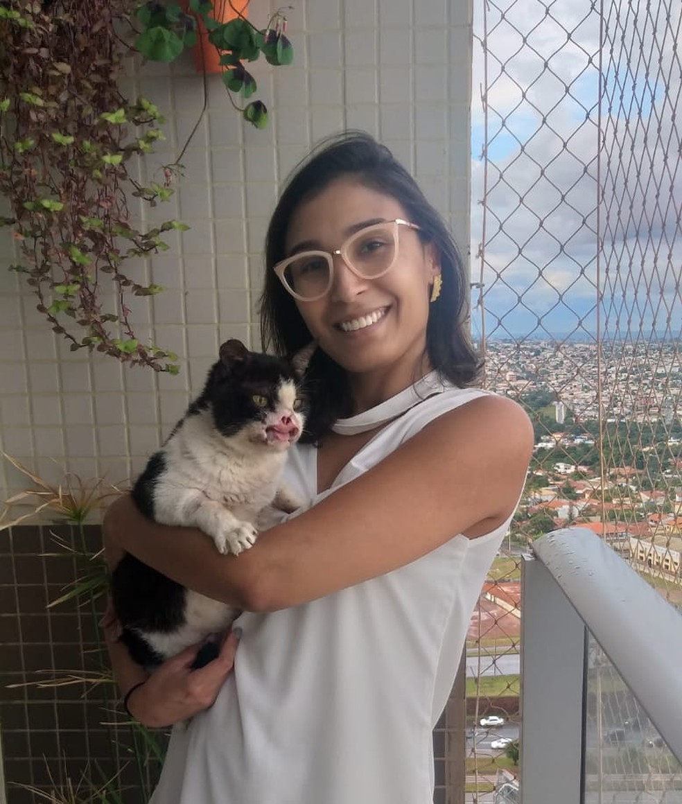 Jeniffer Freire adotou Valentim, no dia 14 de fevereiro — Foto: Clube do Gato/Divulgação