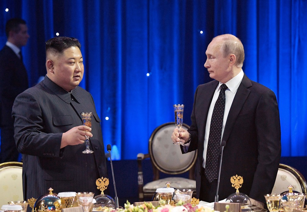 Presidente russo, Vladimir Putin, e líder da Coreia do Norte, Kim Jong-un, fazem brinde após primeira reunião de cúpula Vladivostok, na Rússia, nesta quinta-feira (25)   — Foto: Alexei Nikolsky/ Sputnik/ Kremlin via AP