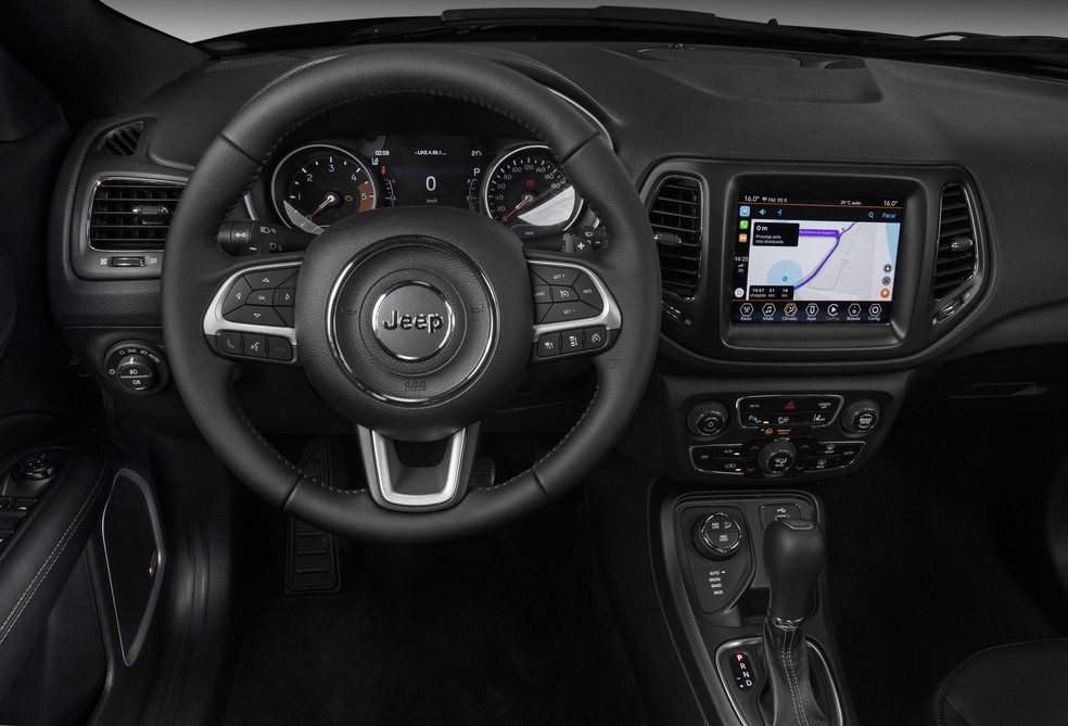 Interior do Compass S tem molduras e teto pretos — Foto: Divulgação/Jeep