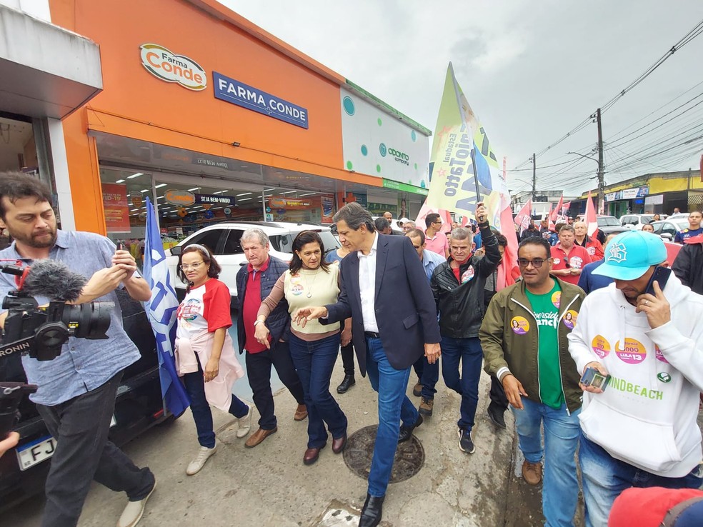 Fernando Haddad (PT), candidato a governador de SP, durante caminhada por Paraisópolis, na Zona Sul de SP — Foto: Rodrigo Rodrigues/g1