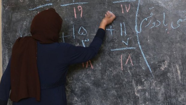 Imagem de arquivo mostra professora dando aula no Afeganistão; mulheres e meninas foram excluídas na volta às aulas do ensino médio em 2021 (Foto: Getty Images via BBC)