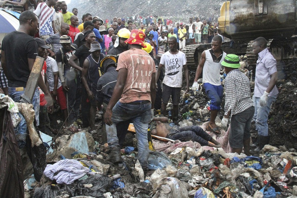 Equipes de emergência trabalham no resgate de feridos por desabamento de montanha de lixo em Moçambique (Foto: Ferhat Momade/AP Photo)