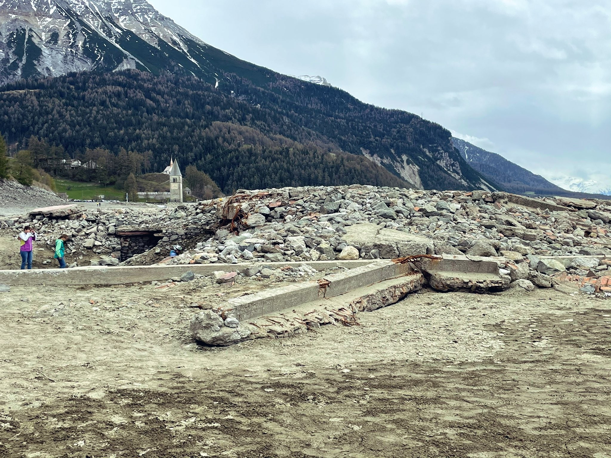 Resquícios da vila Curon, no norte da Itália, surgiram após drenagem do Lago Resia (Foto: Reprodução/Twitter/@AvventuraL)