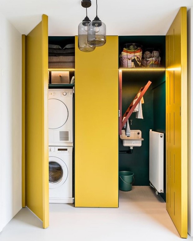 Décor do dia: lavanderia se camufla em armários amarelos (Foto: Karwei/Divulgação)
