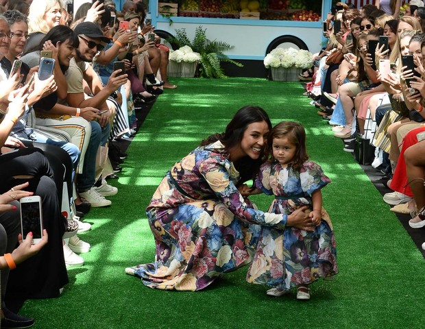 Madalena participa de evento de moda com a mãe, Yanna Lavigne, e o pai, Bruno Gissoni (Foto: AgNews/Francisco Cepeda)