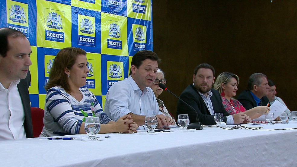 Prefeito Geraldo Julio assinou os decretos (Foto: ReproduÃ§Ã£o/TV Globo)