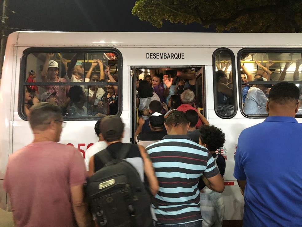 Popula&ccedil;&atilde;o tenta entrar em &ocirc;nibus durante protestos contra o aumento no pre&ccedil;o dos combust&iacute;veis, em Jo&atilde;o Pessoa (Foto: Zu&iacute;la David/TV Cabo Branco)