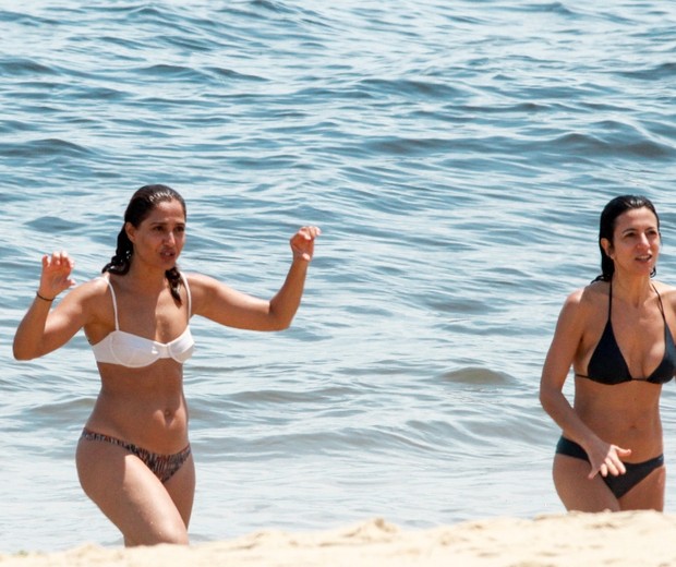 Camila Pitanga e Marina Person na Praia do Leblon (Foto: J.C.P/AgNews)