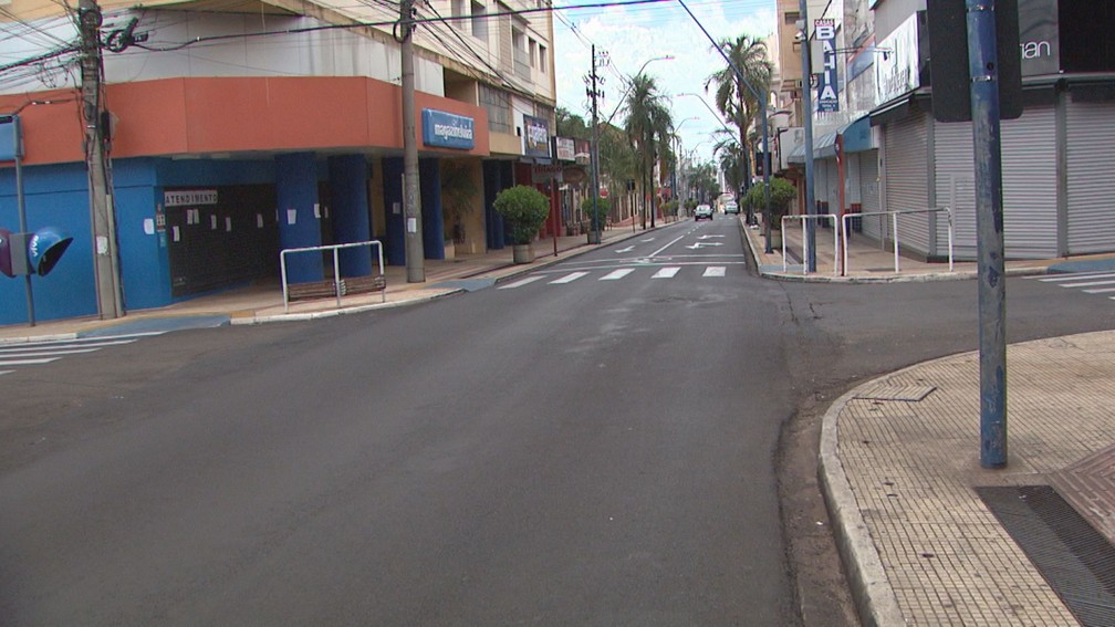 Rua do Centro deserta em Araraquara neste domingo (21) — Foto: Nilson Porcel/EPTV
