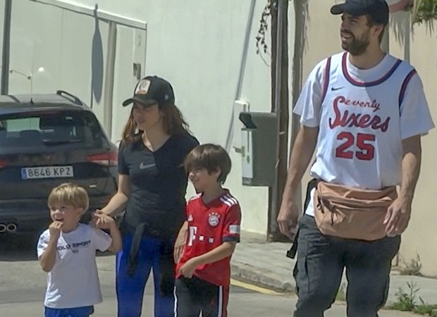 Shakira, Piqué e os filhos passeiam por Barcelona (Foto: The Grosby Group)