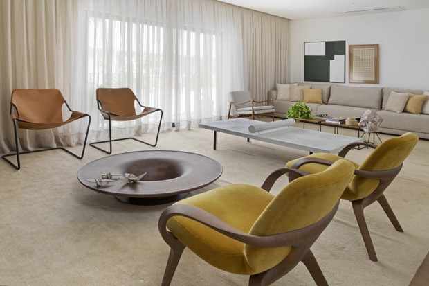 Madeira e design assinado renovam apartamento (Foto: divulgação)