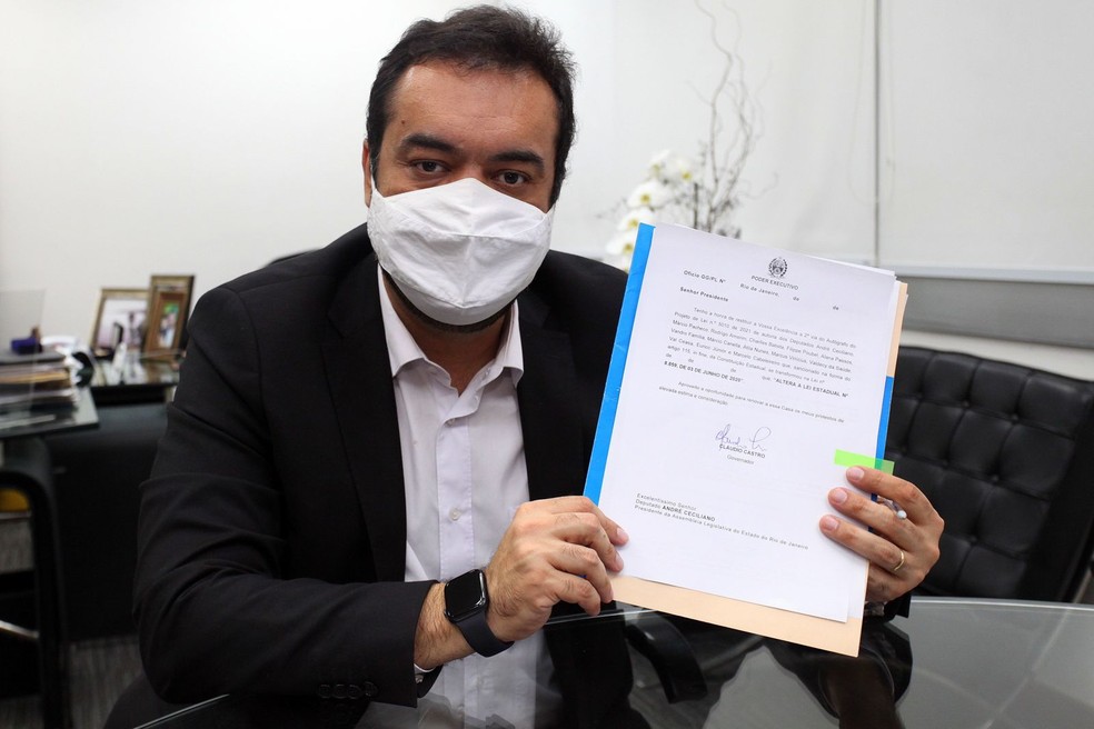 Castro sanciona lei que regulamenta o uso de máscaras no RJ  — Foto: Divulgação/Governo do Rio 