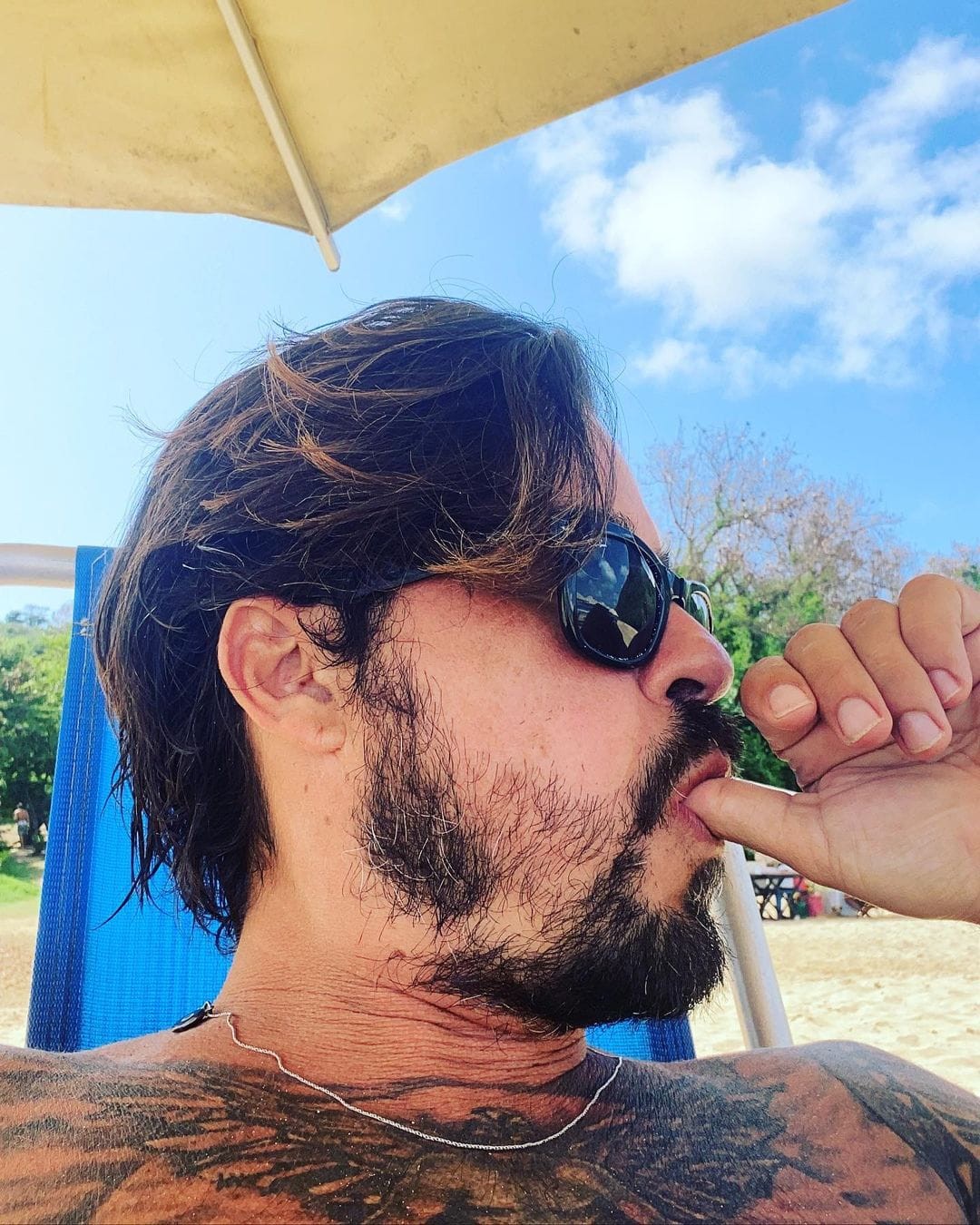 Paulo Vilhena apareceu chupando o dedo durante dia de sol em Fernando de Noronha (Foto: Reprodução/Instagram)