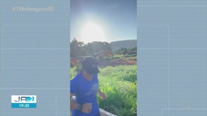 Arara pousa no ombro de personal e acompanha corrida: veja