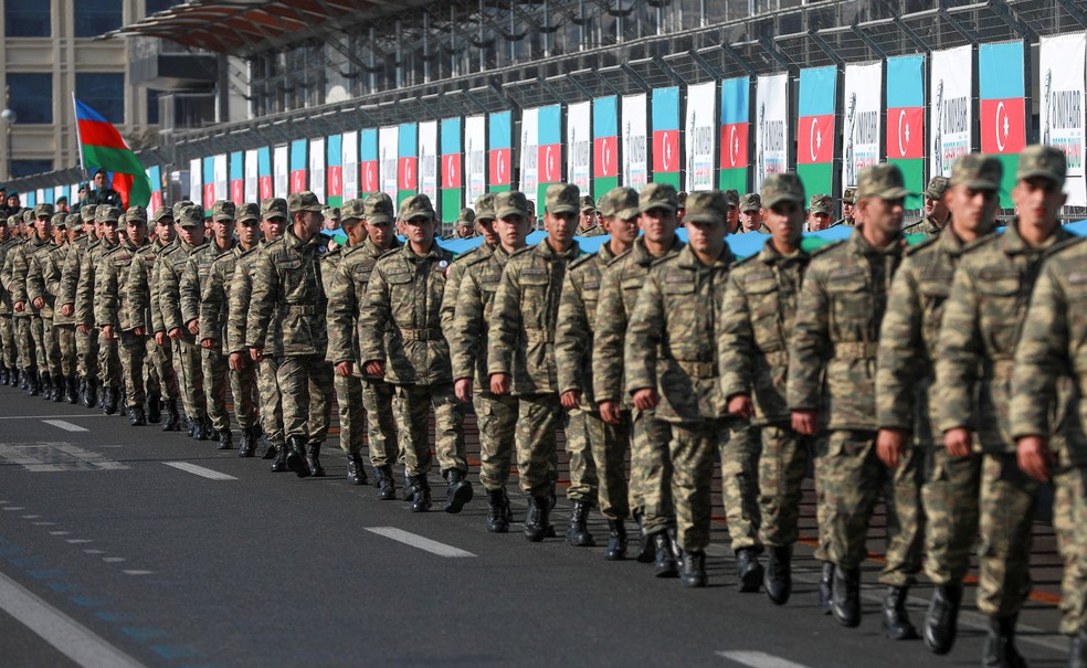 Militares do Azerbaijão desfilam no marco de um ano da guerra de Nagorno-Karabakh em 8 de novembro de 2021 — Foto: Aziz Karimov/Arquivo/Reuters