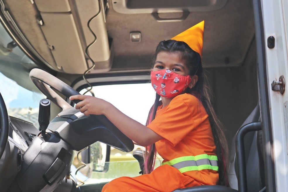 Menina tirou foto no caminhão da coleta, em Sarandi — Foto: Prefeitura de Sarandi/Divulgação