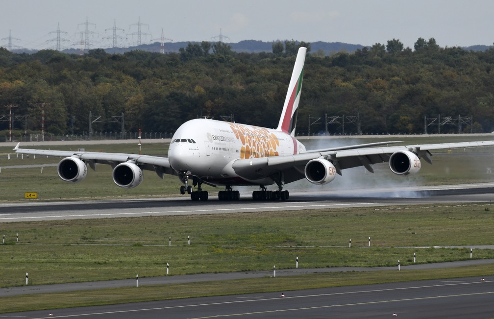 Aérea Emirates anunciou no domingo (22) o cancelamento de todos os voos por conta da pandemia de Covid-19 — Foto: Ina Fassbender/AFP/Arquivo