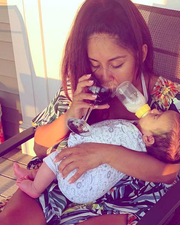 A estrela de reality show Nicole Snooki Polizzi bebendo vinho enquanto amamenta o filho (Foto: Instagram)