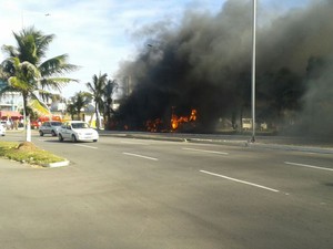 Três ônibus foram incendiados neste sábado em Natal (Foto: Alisson Emanuel de Oliveira Fagundes)