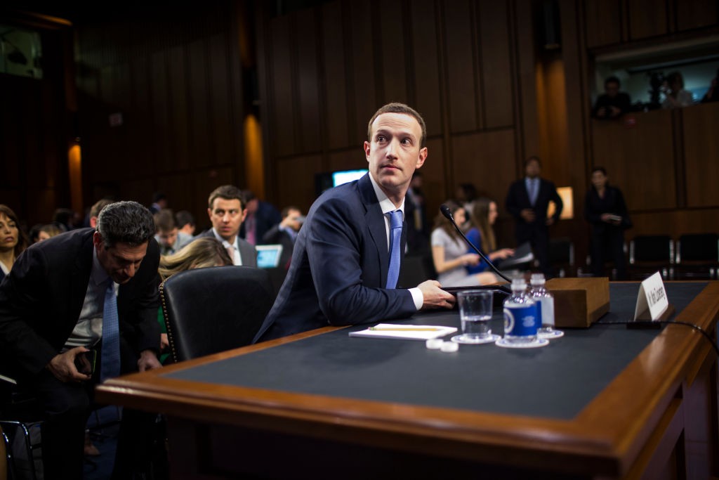 WASHINGTON, DC - APRIL 10: Facebook co-founder, Chairman and CEO Mark Zuckerberg testifies before a combined Senate Judiciary and Commerce committee hearing in the Hart Senate Office Building on Capitol Hill April 10, 2018 in Washington, DC. Zuckerberg, 3 (Foto: Getty Images)